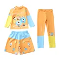 Dettaglio del set da nuoto 3 pezzi da bambino con maniche lunghe e grafiche a colori - Sport da piccolo mostro (CM87-11BW)