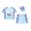 Driedelig lichtblauw jongenszwempak met cartoonhaaien en een bijpassende gestreepte muts - L (90-100cm, 26-32) / Set (P20-98BW Gestreepte Haai) / Lichtblauw