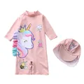 Detailansicht eines rosa langärmeligen Kinderbadeanzugs mit Einhorn und Bademütze - Hellrosa Rüschen Einhorn (CM53-1BT)