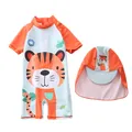 Detailansicht der Jungen-Badebekleidung mit Tigermotiv, Sonnenhut und Stehkragen - König des Waldes Tiger-Stil