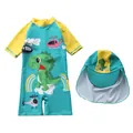 Details eines Kinder-Schwimmanzugs mit Dinosaurier-Print und passender Sonnenhaube - Flugzeug Druckstil