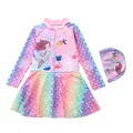 Detail van meisjes zwempak met lange mouwen, regenboog schubbenpatroon en badmuts - 2XL / Brief van Ver (Gradiënt Regenboog Schubben)