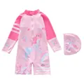 Flache Ansicht des rosa Langarm-Kinderbadeanzugs mit Meerjungfrau-Motiv und Badekappe - Rosa Meer (P2340-12MZ)
