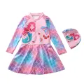 Detail van meisjes zeemeermin zwempak met lange mouwen, visschubpatroon en bijpassende hoed - 2XL / Dansen (Roze Blauw Gradiënt)
