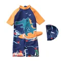 Détails d'un maillot de bain enfant avec motif crocodile et nageoire en relief - S / Motif Océan Crocodile Surfeur Marine