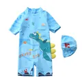 Détail du maillot de bain garçon avec imprimé dinosaure et nageoires 3D sur le côté - S / Motif Dinosaure de l'Océan Bleu Ciel