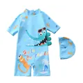 Détail du maillot de bain garçon crocodile avec bonnet de soleil, nageoires 3D et séchage rapide - S / Motif Crocodile Dessin Animé Bleu Clair