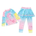 Zweiteiliger UV-Sonnenschutz-Badeanzug für Mädchen mit Meerjungfrau-Druck und Rüschenrock - 2XL (110-120cm, 39-47 Jin) / Oberteil und Unterteil - Mermaid Ball Stil (P2432-4MZ) / Rosa-Blau-Gelb-Verlauf