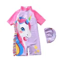 Détail du maillot de bain licorne pour enfants avec bonnet assorti et bords à volants - S / Licorne Colorée (1026-7)