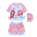 Dettaglio in piano del costume da bagno tre pezzi da bambina con stampe di sirene - Abbraccio Felice Rosa Blu
