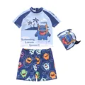 Flachbild der dreiteiligen Monster-Bademode für Jungen mit Oberteil, Shorts und Badekappe - L / Glückliches Monster (250701-1)