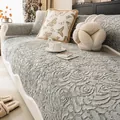 Cuscino per divano grigio con rose a rilievo, bordo ondulato e trama in velluto di lusso - 70cmx70cm / Grigio