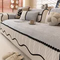Funda de sofá de chenilla en crema y gris con bordes ondulados negros y acolchado - 70x70 / Gris claro