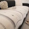 Copridivano in peluche crema con motivi grigi e raffinato bordo a onde morbide - 70*70cm / Grigio