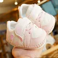 Zapatos de bebé para primeros pasos en rosa y blanco con suela blanda y oso de velcro - Rosa / Talla 14 (Longitud Interior 10.5CM)