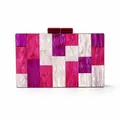 Dettaglio pochette da sera in acrilico marmorizzato con blocchi di colore a contrasto - Rosa Rosso