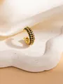 Detailansicht der goldenen C-Ohrklemme mit mehreren Reihen mikro-gefasster schwarzer Zirkonia - C-Form Pave Ohrmanschette / Gold Schwarz