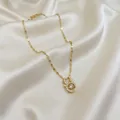 Elegante collana dorata con corna di cervo e ciondolo in zircone su sfondo di seta bianca - Stile Corna Danzanti (X0497) / Oro