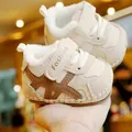 Scarpe primi passi a righe per neonati con suola morbida e calda fodera in pile - Taglia 15 (Lunghezza Interna 11CM) / Bianco Sporco