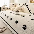 Dickes Plüsch-Sofakissen in Creme mit schwarzen Herzmustern und Kleeblattmotiven - 70cmx70cm / Schwarz