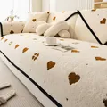 Cremeweißes Plüsch Sofa Kissen mit braunen Herzmustern und eleganten schwarzen Kanten - 70cmx70cm / Braun