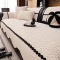 Cojín de sofá en pana crema con borde ondulado negro y textura de burbujas 3D - 70x70cm / Blanco