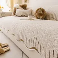 Cojín de sofá de terciopelo beige grueso con patrones ondulados marrones y borde decorativo - 70x70cm / Crema (Ribete Café)