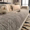 Copridivano in peluche grigio chiaro con trama a onde e pompon bianchi in stile moderno - 70*70cm / Grigio