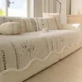 Copridivano moderno minimalista in peluche crema con motivi a fragola e bordi a onde - 70x70cm / Nero