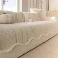 Copridivano moderno in peluche crema con ricamo a fragola e bordi ondulati eleganti - 70x70cm / Marrone