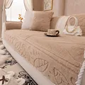 Funda de sofá de felpa gruesa en color camello con relieve de hojas y ribete blanco - 70x70cm / Marrón