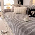 Copridivano in pile grigio con eleganti bordi in pizzo color crema a balze - 180*130CM / Grigio chiaro