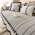 Dicker hellgrauer Plüsch-Sofaüberzug mit schwarzen Bommelkanten und Schmetterlingskissen - 70x70cm / Grau
