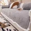 Copridivano in peluche grigio con motivi floreali a rilievo e bordo con pompon bianchi - 70x70cm / Tappetino con Pompon Fiocco di Neve - Grigio