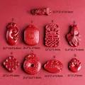 Selezione di nove ciondoli in cinnabro rosso con motivi tradizionali di pesci cinesi - Stile 9 (Pesce Koi)