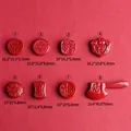 Vari ciondoli in cinnabro rosso con caratteri cinesi di buon auspicio e dimensioni - Stile Benedizione Rotondo 15mm (Stile 2)