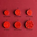 Perle in cinabro rosso con motivi tradizionali cinesi intagliati in varie forme - Stile Carattere Fu Rotondo (Stile 1) / Rosso