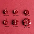 Ciondoli a fiore in cinnabro rosso scuro in sei forme per gioielli con finitura lucida - Stile Fiore di Prugno (N. 1) / 7.8x8.2x5mm