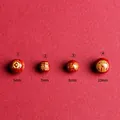 Perline rosse stile cinnabro con incisioni dorate, disponibili in misure da 7mm a 10mm - Stile Motivo Otto Trigrammi (Stile 1)