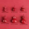 Perle fukubukuro in cinabro rosso con carattere Fu sbalzato in varie dimensioni - Stile Sacchetto della Fortuna 6 (Modello 6)