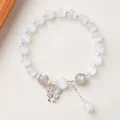 Bracelet en perles œil de chat avec pendentif papillon argenté et accents de labradorite - Oeil de Chat Blanc Pierre de Lune Grise Papillon (QSMYS081X036)