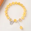Détail du bracelet en perles œil de chat jaune avec un pendentif papillon en zircone - Oeil de Chat Jaune Azeztulite Papillon (QSMYS081X036)