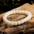 Hainan witte bodhi-zaden armband met 8x10mm cilindrische kralen op verweerd hout - Enkele Lus Eenvoudige Kralen