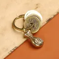 Porte-clés vintage en laiton avec pièces chinoises et pendentif sac de fortune décoré - Laiton Sac d'Argent Cinq Pièces de l'Empereur