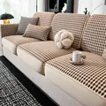 Funda de sofá de chenilla a cuadros marrón y beige con cojines a juego en un sofá - 60*60cm / Cuadrícula Caqui