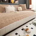 Copridivano color cammello in peluche jacquard con rombi e bordi bianchi a onde - 70x70cm / Cammello