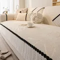 Copridivano in ciniglia crema con jacquard a foglie e frange a pompon neri - 70x70cm / Beige