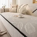 Copridivano in ciniglia grigio chiaro con foglie dorate e rifinitura di pompon neri - 70x70cm / Grigio