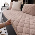 Cuscino per divano in peluche di coniglio rosa cipria con trapuntatura a rombi spessa - 50x50 / Caffè Chiaro