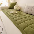 Coussin de canapé en chenille vert herbe avec motif à chevrons matelassé sur canapé blanc - 60*60cm / Vert Foncé